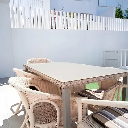 Chalet Con Piscina Compartida Alquilamos Solo A Familias *