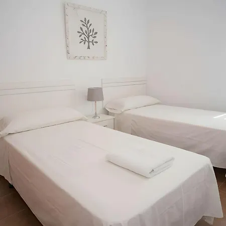 Chalet Con Piscina Compartida Alquilamos Solo A Familias *